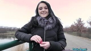 Orosz fiatal csajszika pénzért kúrel