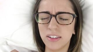 Amatőr szemüveges tinédzser csajszi casting forgatás pornója