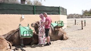 Méretes csöcsű arab gádzsi kupakolása