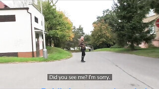 Világos Szőke fiatal gádzsi a raktárban reszel