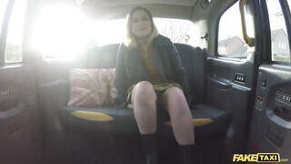 Tini fiatal bige a taxis popsiját nyalja