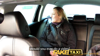 Elhízott zsenge csajszika segg lyukba dugva a taxiban