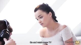 Tinédzser nőci és az idős fószer