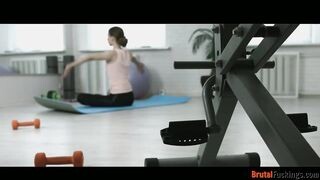 Jogázó zsenge kis csajt kúrel popóba az edő