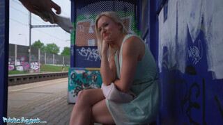 Public Agent - Lily Joy a vonatállomáson baszik