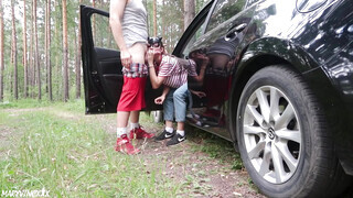 18 éves éves zsenge gádzsi a kocsinál kufircol