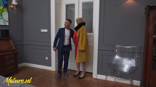 Mature.nl - Koros házastárs hátsó lyukba tolva