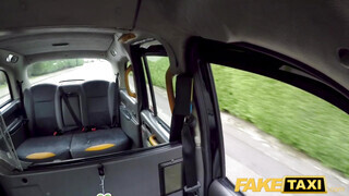 Fake Taxi - Alice Judge popó lyukba kurelva a taxiban