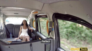 Fake Taxi - Zsenge nőci keményen hátsó lyukba reszelve