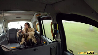 Fake Taxi - Ava Austen kinyalja a taxis popókáját