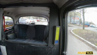 Fake Taxi - Victoria Pure lovagol a taxis káróján