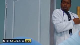 Brazzers - Nina Dee popóját a doktor keféli