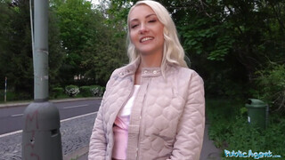 Public Agent - Helena Moeller a cseh turista gádzsi