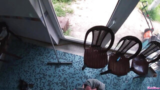 Kitetovált orosz tinédzser nőci a medencénél kupakol