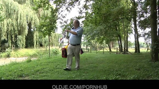 Oldje - Öreg pasi döngeti a zsenge lányt