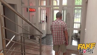 Fake Hostel - Tinédzser turista csajszi punciba baszva