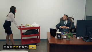 Brazzers - Ella Knox az óriás tőgyes latin amerikai szuka