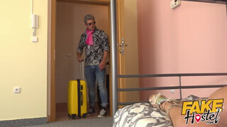 Fake Hostel szűk pinájú olasz maca és kettő hímvessző