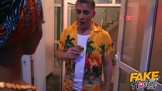 Fake Hostel afrikai csajszi és egy kolumbiai bulkesz közösen