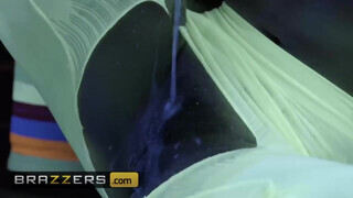 Brazzers - az ázsiai Kendra Spade jó gigantikus dárdát talál