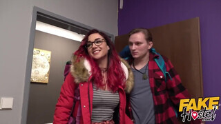 Zsenge csajszika kikezd a szobatársával - Fake Hostel
