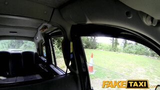 FakeTaxi még a sofőr popóját is kinyalja a pipi