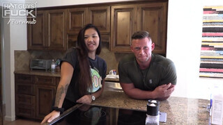 Hot guys fuck - duci faszi legyalázza a pici thai macát