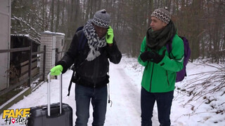 Méretes kannás tinédzser maca és a turista srácok - Fake Hostel