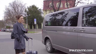 PrivateCom - Dominica Phoenix popóját a kocsiban kefélik