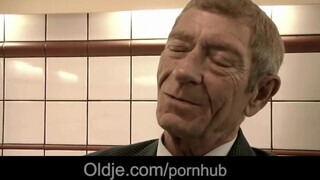 Magyar pornós lány dug koros manussal - Oldje