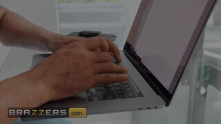 Brazzers - Ebony Mystique kedveli a óriási fekete rúdat