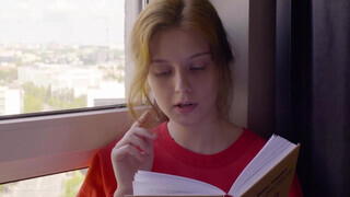 ULTRAFILMS - csinos zsenge pipi begerjed egy könyvre
