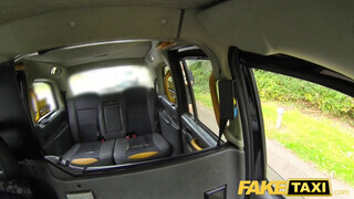 Fake Taxi - Gigantikus kannás milf megdöngetve a hátsó ülésen