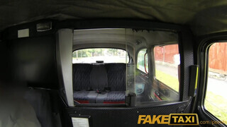 FakeTaxi - Felborotvált fejű punk csajszika megkefélve