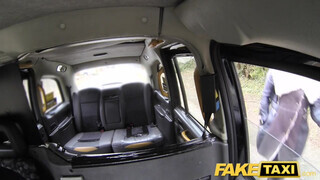 Tetkós ribancok análba reszelve - Fake Taxi