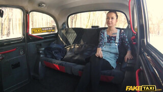 Freya Dee ingyen fuvarért kúr - Fake Taxi