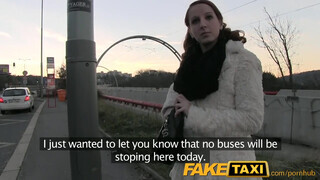 FakeTaxi - Tini ápoló csajszi kupakol a taxiban