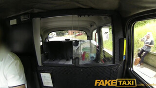 Faketaxi - szőrös pinájú milf csajszika közösül egyet