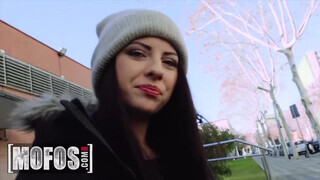 MOFOS – Rebecca Volpetti óriási farokkal megdöngetve