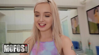 MOFOS - Lexi Lore gondosan fenékbe reszelve