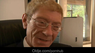 Koros himbilimbi és a tinédzser titkárnője