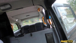 Fake Taxi - Cuki maca szexelni akar a taxiban