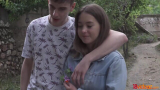 18videoz - tinédzser zsenge páros kényelmesen