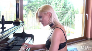 Kitana Lure három ürgével kúr