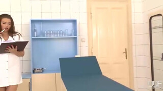 Csöcsös nővérke fenékbe kefélve