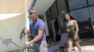 Abella Danger a hapsija előtt dug