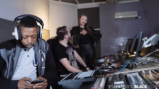 PrivateBlack - Stacy Cruz élvezi a termetes farkat