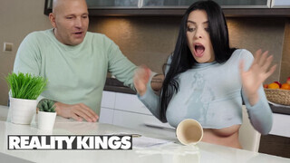 REALITY KINGS - Kira Queen a szomszéd pasassal reszel