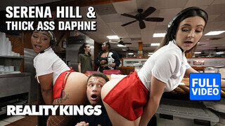 REALITY KINGS - Thick Ass Daphne és Serena Hill a kívánatos pincérnők