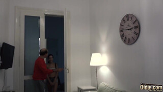 Koros férfi megdugja a gyönyörű kis csajt és a lábára élvez